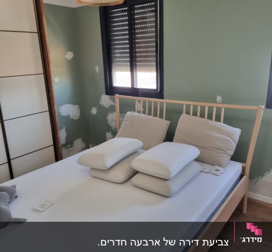 חדר שינה עם קיר צבוע ותיקונים בקיר
